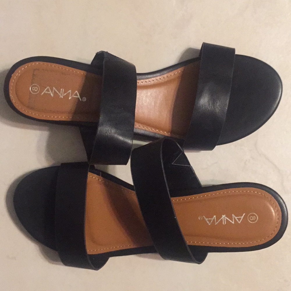 Black chic sandals w small heel
